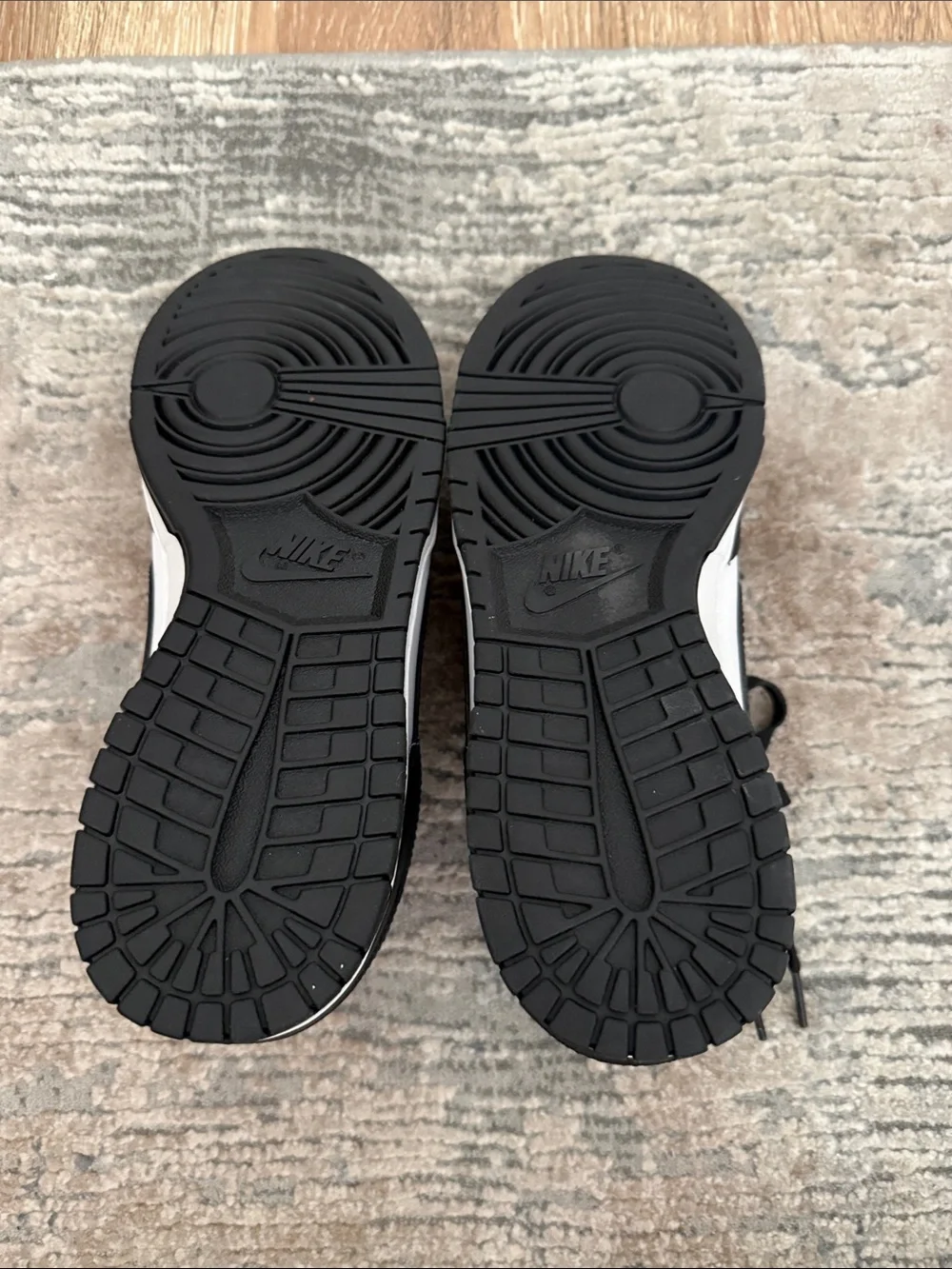 Nike Black and White Men's Low-Top Sneakers